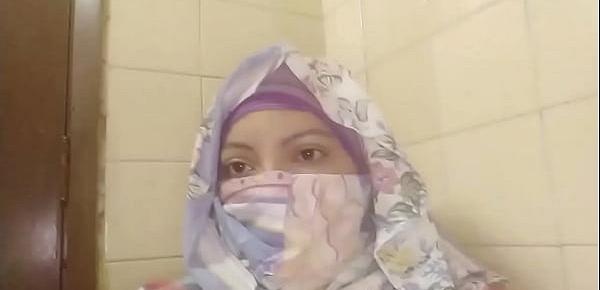  Real Arab عرب وقحة كس Mom Sins In Hijab By Squirting Her Muslim Pussy On Webcam ARABE RELIGIOUS SEX